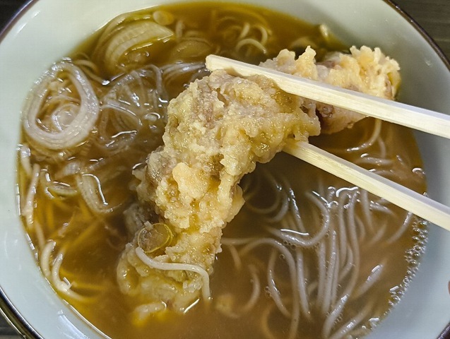 ちくわ天を食べる