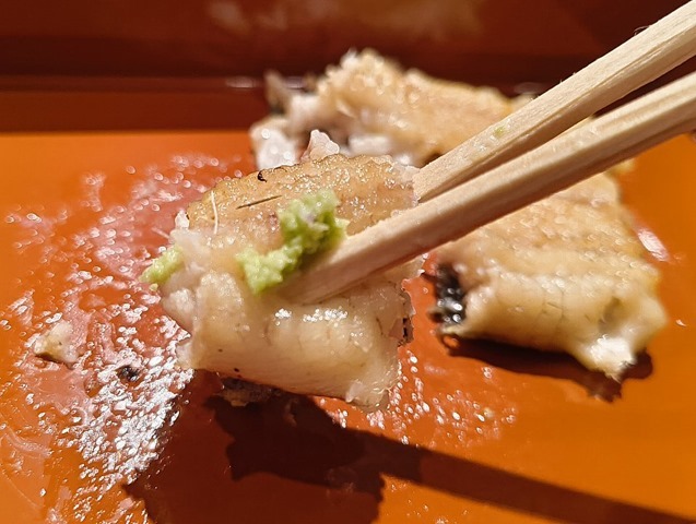志ら焼きを塩とわさびで食べる