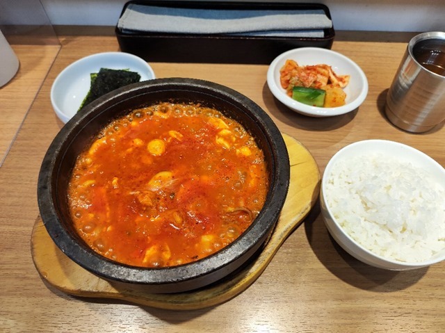 スンドウブチゲとご飯とキムチと韓国海苔