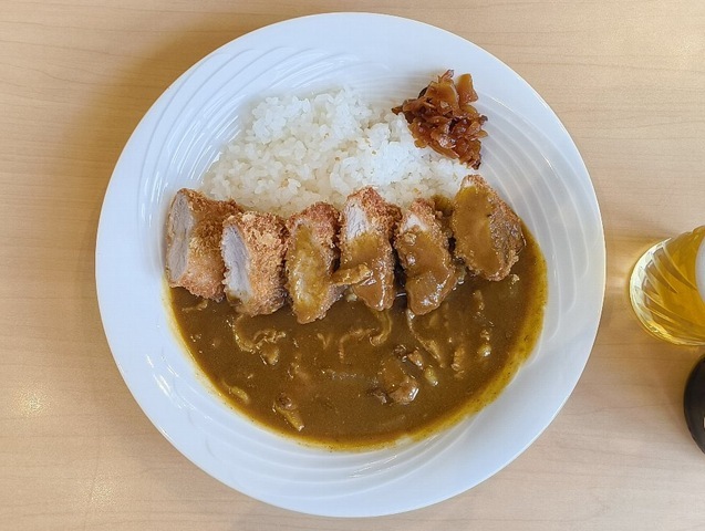『上野精養軒 浅草店』で「カツカレー（ポークヒレカツ）」と「黒ラベル（中瓶）」でランチ。今日は「カツカレー」で呑むのだが、「カツカレー」に「ビール」。好きなものばかりで、いや、うまいに決まっているのだよ（笑）。（上野精養軒 浅草店：花川戸二丁目）