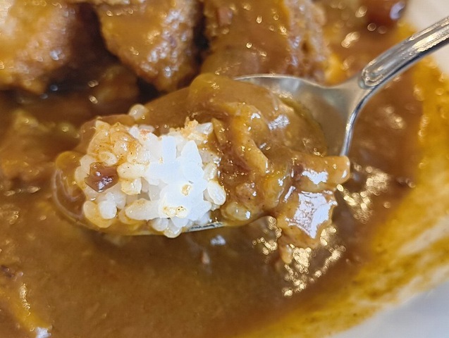 カレーライスを食べる
