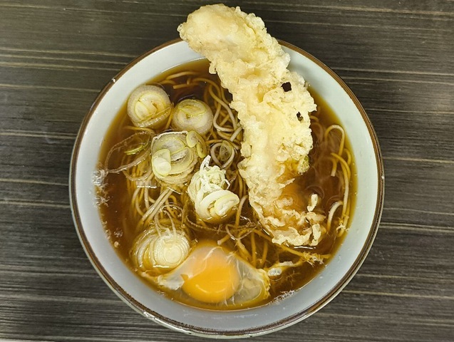 「文殊」で「イカ天そば」＋「生たまご」でランチ。「イカ天」は衣が厚いが厚くて良いのである。 即ち吸い込んだ油も衣と比例して多くなるからだが、その「汁」に含まれた「薄い膜」のような油を纏った「蕎麦」を手繰るのである。 それがまずいはずなどないのだよ（笑）。（文殊 浅草店：浅草一丁目：浅草地下街）