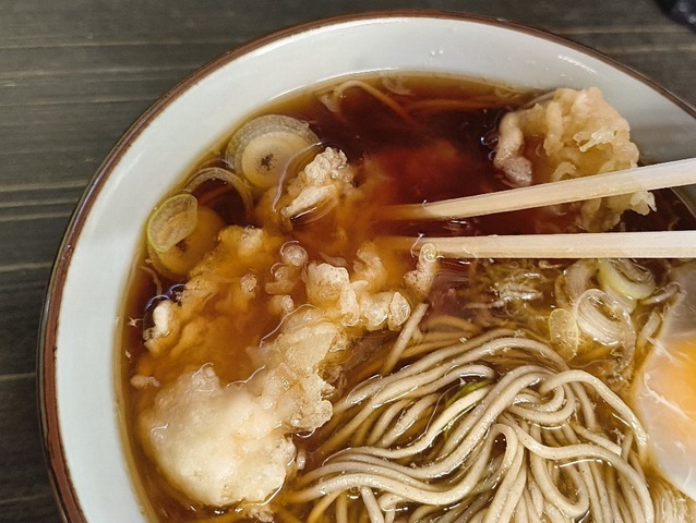 イカ天を汁に浸す