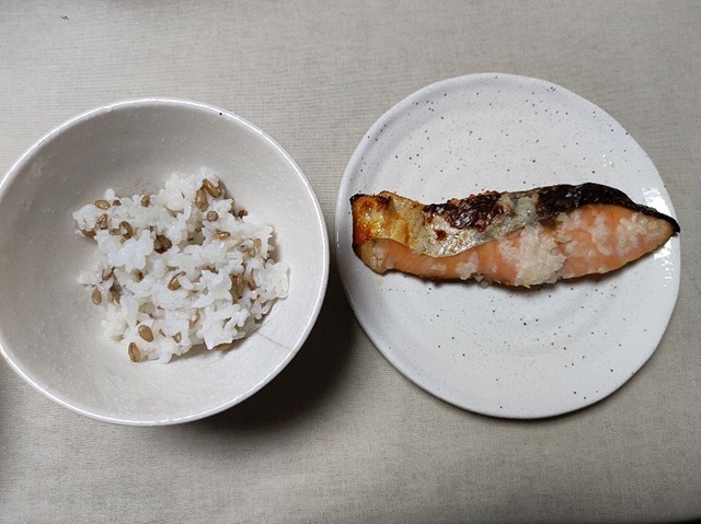 北海道産天然鮭の鮭のさざ浪漬とバーリーマックスご飯