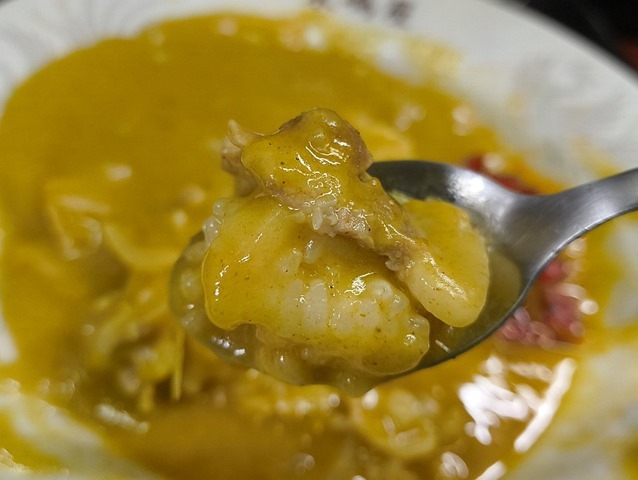 ライスカレーを食べる