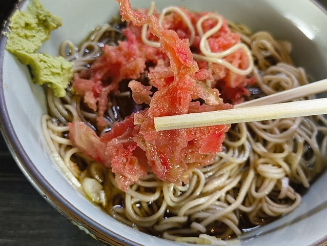 紅ショウガ天を食べる