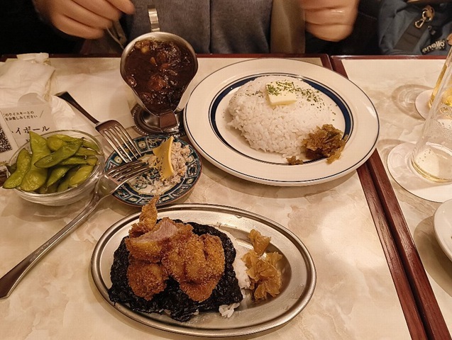 『HIGHBALL BARーハイボールバー 上野駅 1923』で生ビールと「黒胡椒ポテトサラダ」と「枝豆〈黒胡麻とバター〉」で軽く呑んで、「氷柱角ハイボール」ももらい「黒焙煎カレー〈チキン〉」と「おつまみカツカレー」で〆たこと。いや流石に「ハイボールバー」だ、「氷柱角ハイボール」がもの凄くうまかたのだよ（笑）。（HIGHBALL BAR 上野駅 1923：上野7丁目 アトレ上野 EAST 2F レトロ館）