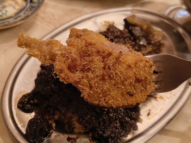 おつまみカツカレーのカツを食べる