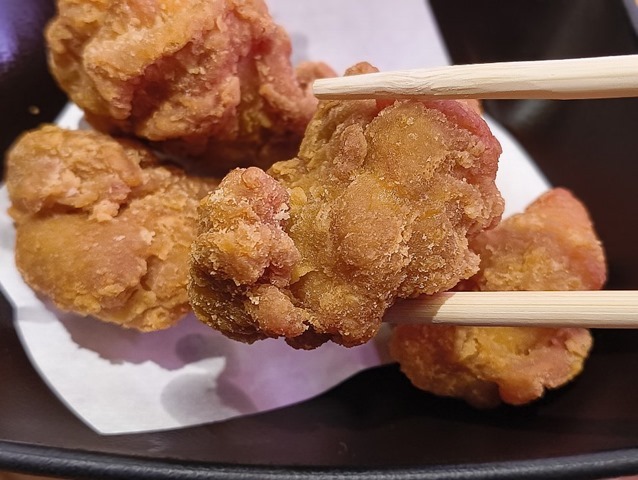 鶏の唐揚げ（カレー風味）を食べる