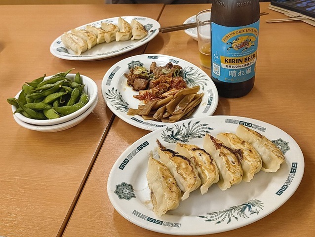 枝豆、餃子、三品盛合わせ（メンマ、キムチ、やきとりネギ和え）そしてビール