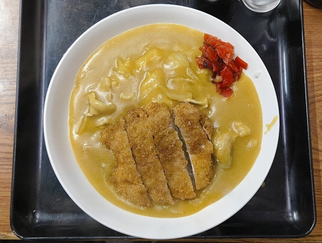 「東嶋屋」の世界一うまい蕎麦屋の「カツカレー」（ご飯半分）と「ライスカレー」でランチ。これが本当の「黄色いカレー」なのだよ。それに「おしんこ盛り合わせ」も抜群なんだ。もう気分は最高なのだよ（笑）。（東嶋屋：竜泉一丁目）