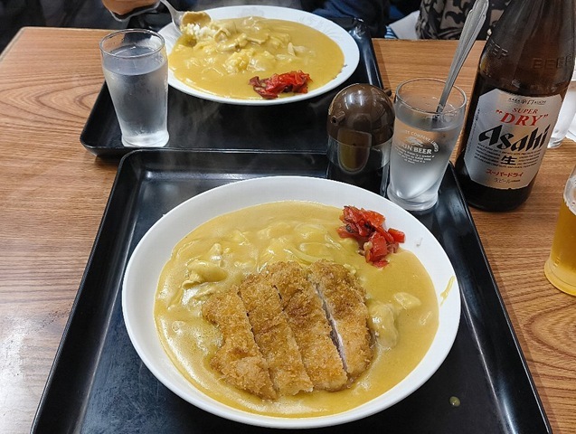 カツカレー（ご飯半分）とライスカレー