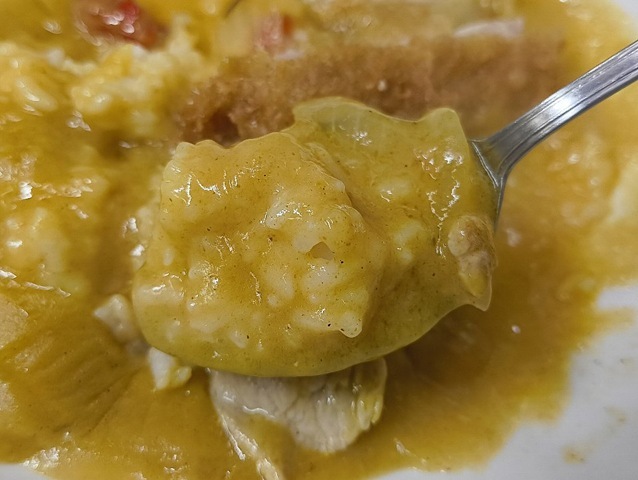 ライスカレーを食べる