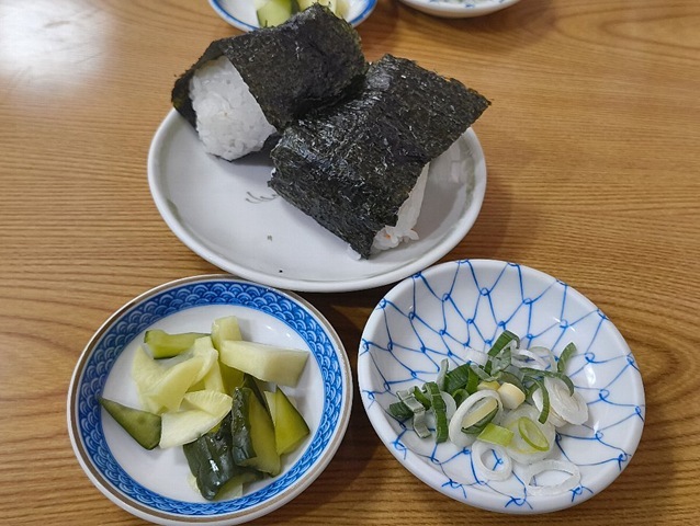 おにぎりとおしんこ