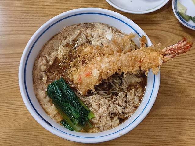 「能登屋支店」で「天とじそば」で家人と二人でランチ。この「天とじそば」の「海老天」は惚れ惚れする程大きい。 それはワイルドでもあるのだが、ある意味この店に合っている。 この店、浅草四丁目の「町蕎麦屋」なのだが、いい意味で下町らしさが出ている。 所謂「べらぼう」なのだよ（笑）。（能登屋支店：千束通り商店街：浅草四丁目）