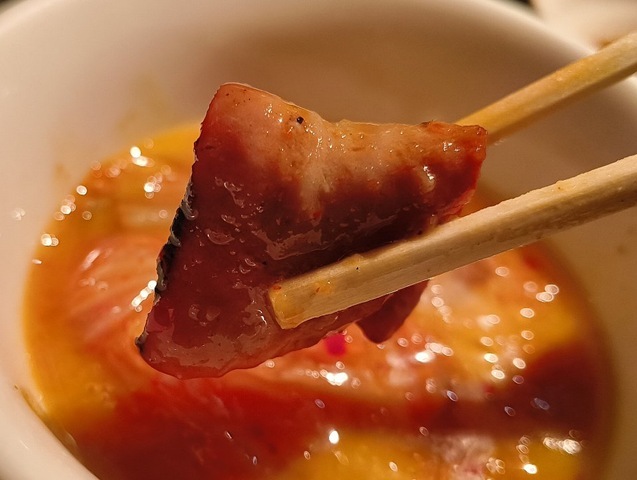 玉子とキムチをとうでホルモンをつけて食べる