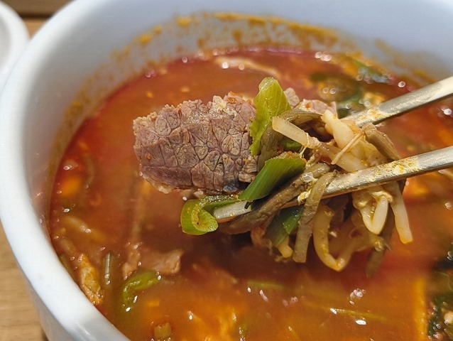 牛肉ともやしと長ねぎそしてゼンマイ入りのユッケジャンスープ