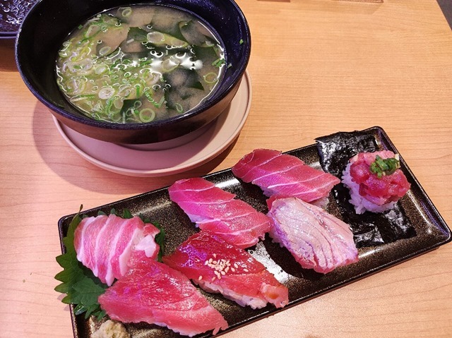 わかめの味噌汁と天然インド鮪7貫食べ比べ