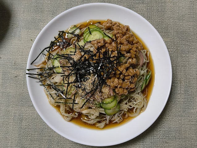 『うどん☆人二合さん』から新潟の美味しい枝豆「湯上り娘」と「越の海藻挽き生そうめん」をいただいたのだ。それを「ねばねば納豆そうめん」にし、湯上り娘を茹で上げ食べながら隅田川花火大会をなぜかテレビで見る。暑いので外へは出ないのだよ（笑）。（うどん☆人二合さんからの贈与：越後長岡小嶋屋：新潟県長岡市）