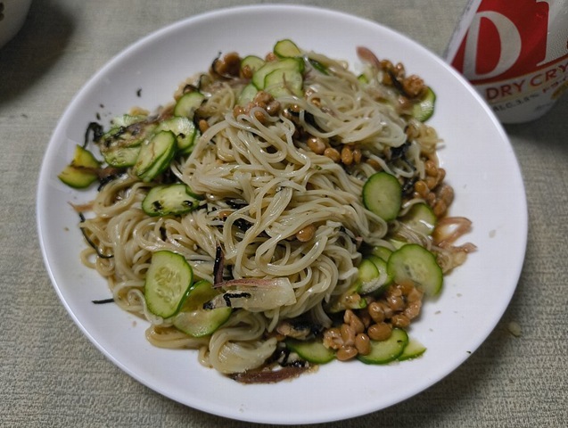 ねばねば納豆そうめんを掻き混ぜる