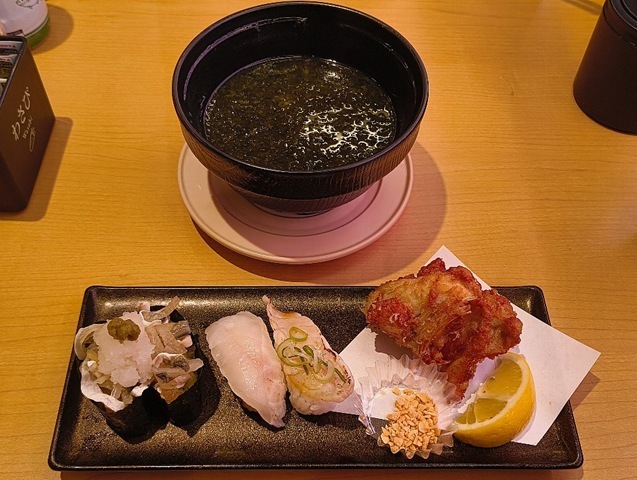 「スシロー」で「国産とらふぐづくし」と「あおさと海苔の味噌汁」でランチ。今回の「国産とらふぐづくし」は三種類の寿司（「皮のポン酢ジュレ和え軍艦」、「ふぐの身」、「七味醤油炙り」）と「とらふぐアラの唐揚げ」でできているが、 小食なあたしには丁度いいのであって、うまかったのだよ（笑）。（スシロー 浅草吾妻橋店：墨田区吾妻橋１丁目）