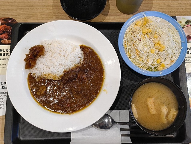 「松屋」で「創業ビーフー」（ライス小盛）＋「生野菜」でランチ。あーこれは「ご飯」で食べるものなのだなーと改めて思う。 味は極めて安定している。 このことこそ全国チェーンでは必要なことだろう。うまかったのだよ（笑）。（松屋 本所吾妻橋店：墨田区吾妻橋三）