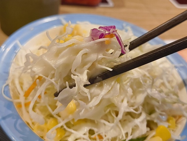 生野菜を食べる