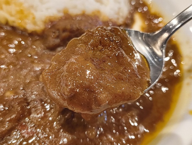 カレールーを食べる