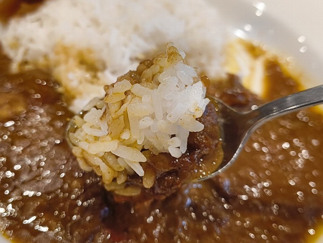 カレーとご飯を一緒に食べる