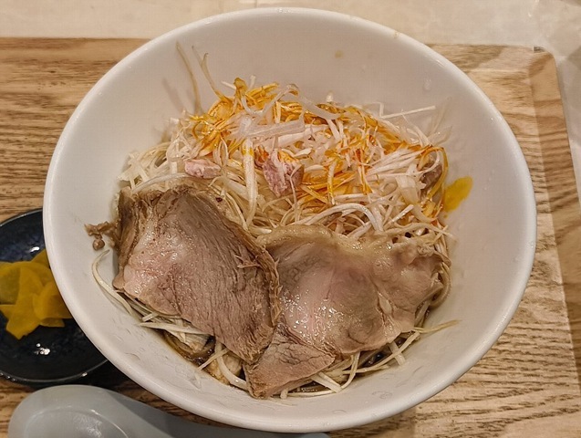 「風雷庵 浅草本店」で「特製ねぎそば」でランチ。この「蕎麦」、一見するとまるで｢ラーメン」のような姿であって、 それは10年前に泉岳寺の「三松」で食べた「チャーシュー蕎麦」依頼の「蕎麦」＋「チャーシュー」なのだ。勿論、うまかったのだよ（笑）。（風雷庵 浅草本店：花川戸一丁目）