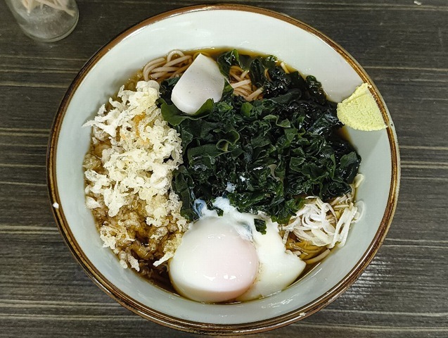 また「文殊」の「冷やしたぬきそば」＋「温泉たまご」でランチ。あたしは本当に「冷やしたぬきそば」が好きなんだなと思うが、 「天かす」の油でコーティングされた蕎麦に「温泉たまご」の黄身を絡めて食べると、もう最高なのだよ（笑）。（文殊 浅草店：浅草一丁目：浅草地下街）