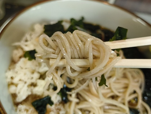 まずは蕎麦を手繰る