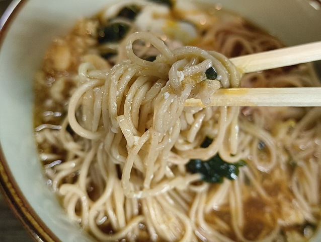 天かすの油でコーティングされた蕎麦に温泉たまごの黄身を絡めて食べるのだ