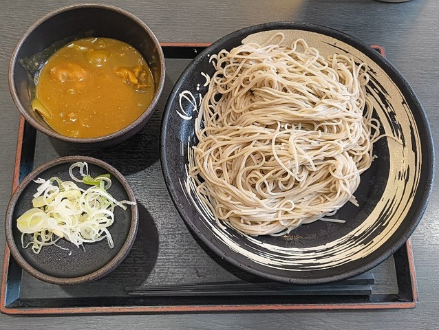 「ゆで太郎」の「カレーつけそば（大もり版）」でランチ。普段は「2枚もり」でつくるのだが、この日は「大もり」でつくってみた。なる程「大もり」だと汁椀は1つだけでちょっと普段とやることが違うのだ。だけど確りとうまかったのだよ（笑）。（ゆで太郎 もつ次郎本所吾妻橋店：墨田区吾妻橋3丁目）