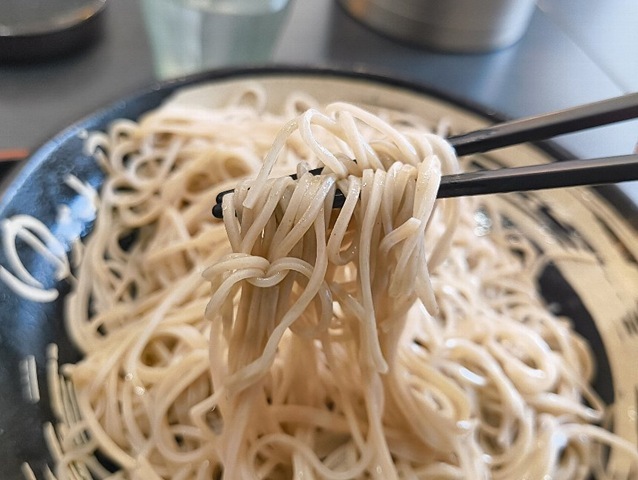 蕎麦を手繰る