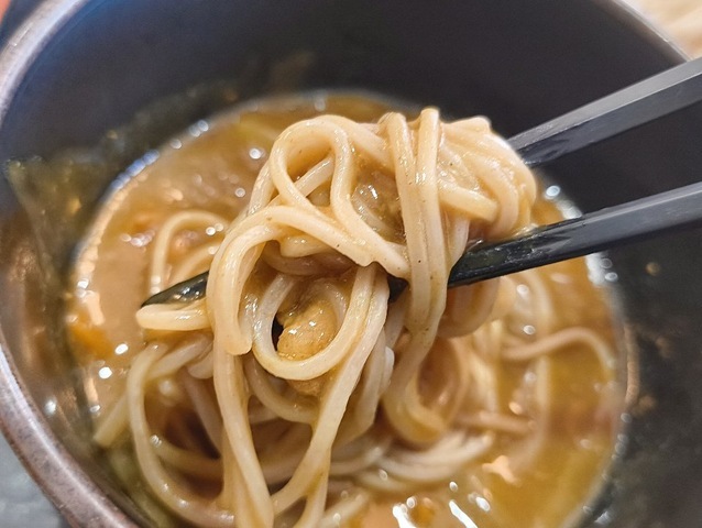 カレーつけ汁にどっぷりと入れてやる