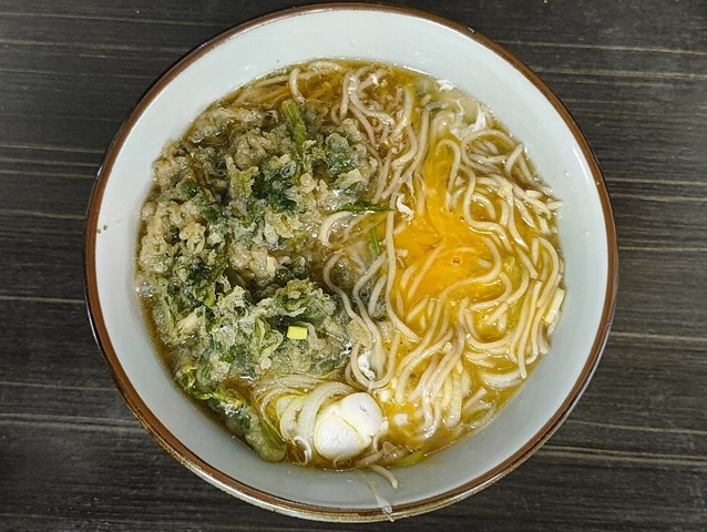 たまごの黄身を蕎麦の上に散らすのだ
