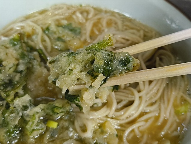 春菊天が汁に浸ってばらばらになりそうな寸前を狙って春菊天の破片を食らうのだ