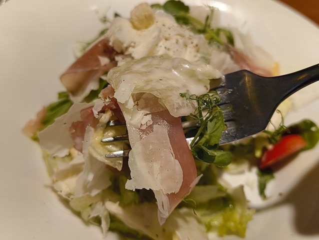 サラダを食べる