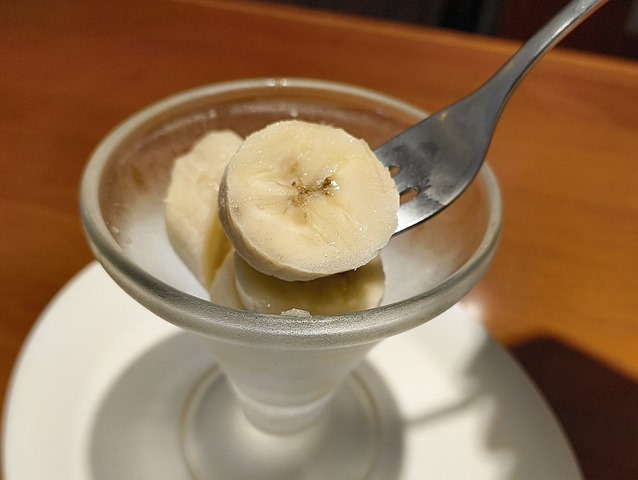バナナを食べる
