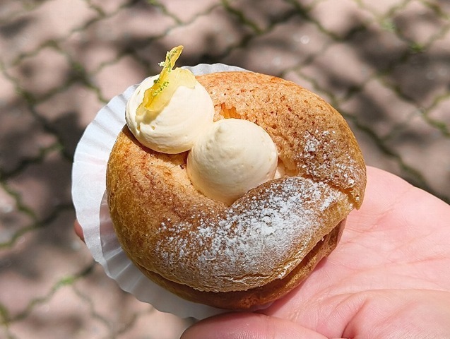 『choux lab（シュー ラボ）』で「シュー カスタード（サブレ生地）」と「ライムとレモンのパリブレスト」を買い、「亀戸緑道公園」のベンチに腰を下ろした。緑が深いその木漏れ日の下で楽しむ「シュークリーム」は、勿論、うまかったのだよ（笑）。（choux lab：江東区亀戸6丁目）
