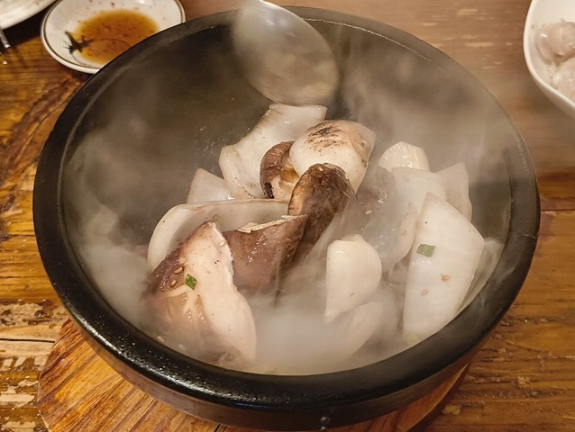 家族3人で『なると』でミニ宴会だ。今日の「豚足」はまだ冷やす前だ。その半固形を手で持ち行儀悪くしゃぶるのである。指は脂でべちゃべちゃになるが、そのべちゃべちゃ具合こそが「うまい」と云っているのだよ（笑）。（なると：浅草四丁目）