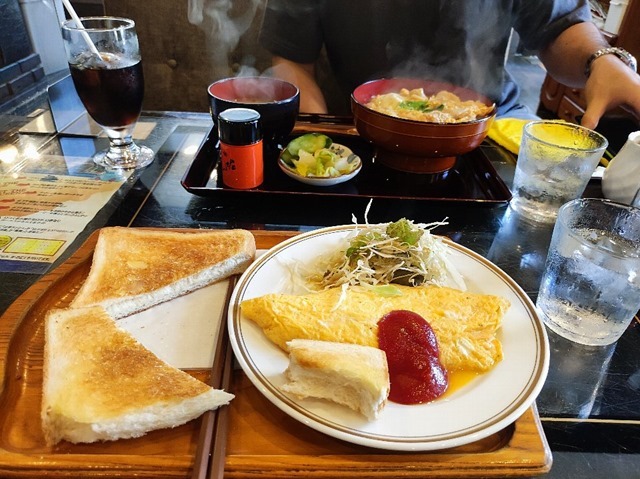 オムレツと親子丼