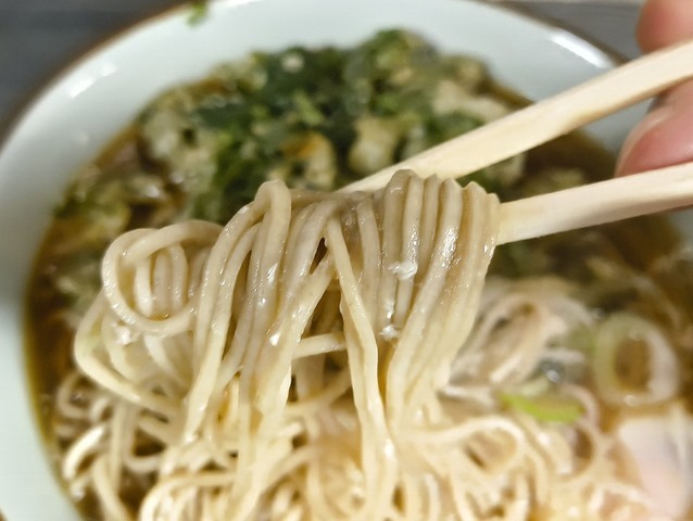 蕎麦を手繰る