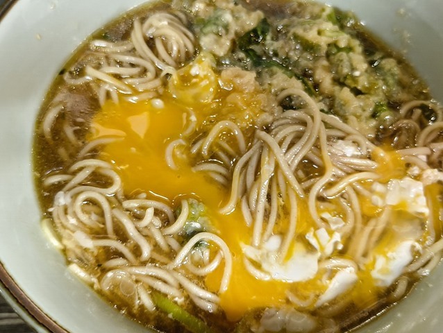 たまごの黄身を蕎麦にぶちまける