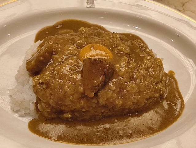 「インデアンカレー丸の内店」で、大阪名物「インデアンカレー タマゴ入り」に「ビール」をつけてランチにしたのだが、この「カレー」は最初はマイルドだが後からガツンと辛いのである。成る程これなら「タマゴ」は必至なのだなと思った。無論、うまかったのだよ（笑）。（インデアンカレー 丸の内店：墨田区吾妻橋三）