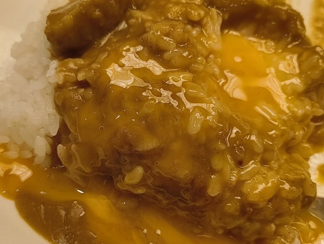 カレーとタマゴとご飯を一緒に食べる