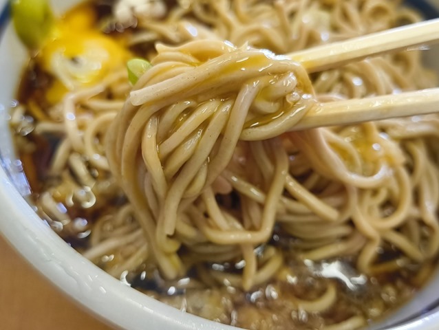 たまごを絡めて蕎麦を手繰る