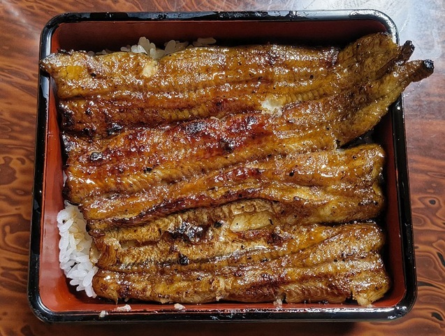 「鈴音」で「うな重」の「特上」を食べたのだ。「土用の丑の日」を良いことに、本当は食べてはいけない甘い「うな重」に「ひれ焼き」と「きも焼き」、それに「お新香」とビールをもらったのだが、やっぱり「土用の丑の日」はうまいのだな（笑）。（鈴音：千束通り商店街：浅草五丁目）