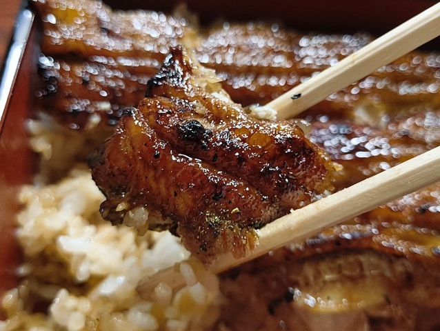 蒲焼きとご飯を一緒に食べる
